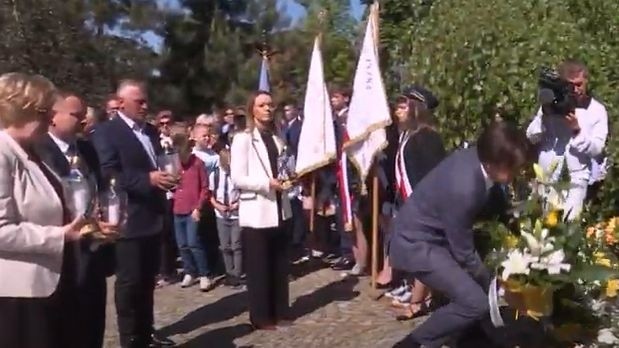 Przed pomnikiem Jana Pawła II. Wiązankę składa burmistrz...
