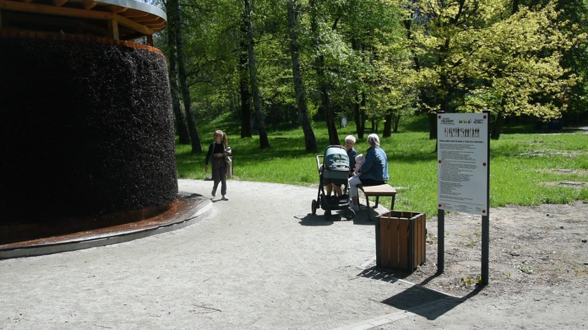 Tężnia solankowa w parku Sieleckim w Sosnowcu już czynna. Odwiedzający zadowoleni z inwestycji, chociaż mają kilka uwag