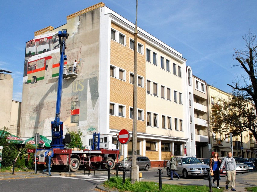 Nowy mural na budynku przy Peowiaków.