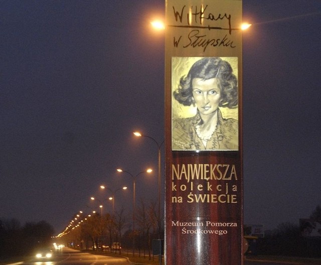 Nowy witacz przy ul. Gdańskiej informujący o słupskiej, największej na świecie kolekcji dzieł Witkacego.