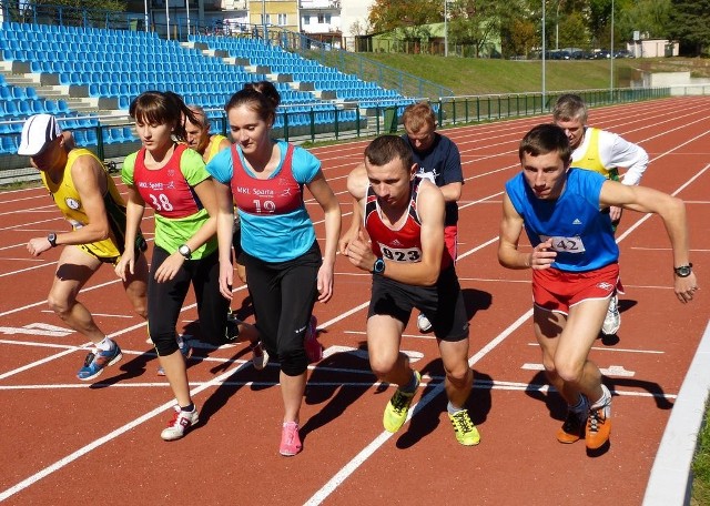 Uczestnicy biegu na 10 kilometrów podczas mityngu w Stalowej Woli.