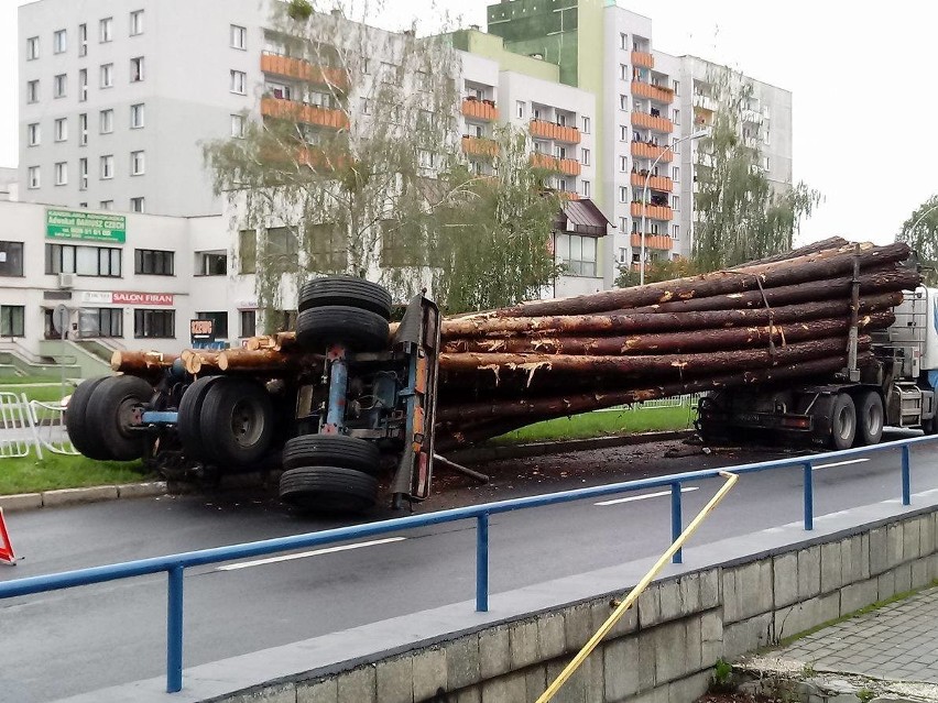W Stalowej Woli z ciężarówki wysypało się drewno na jezdnię [ZDJĘCIA]