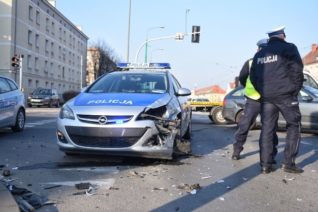 W piątek na skrzyżowaniu ulic Przybyszewskiego i Szamarzewskiego w Poznaniu pijany kierowca rozbił policyjny radiowóz, który jechał na interwencję.