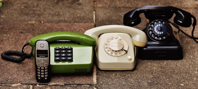 Zabytki i antyki potrafią kosztować krocie! Nie inaczej jest ze starymi telefonami. Za niektóre modele starych telefonów, nie tylko komórkowych, kolekcjonerzy są gotowi zapłacić ogromne pieniądze. Ile można zarobić na sprzedaży starych telefonów? Sprawdź w naszej galerii, jakiego sprzętu poszukują kolekcjonerzy!