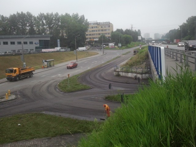 Katowice po ulewie. Sprzątanie przy Carrefour i IKEA [ZDJĘCIA]