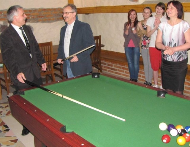 Zbigniew Matyśkiewicz i Łukasz Michalski jako pierwsi przetestowali nowy stół bilardowy zakupiony dla włoszczowskiego liceum.
