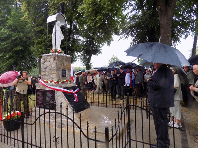 Przez wiele lat w Kniażycach stała tylko kapliczka, ufundowana i postawiona przez ojca polskiego żołnierza poległego w 1946 r.