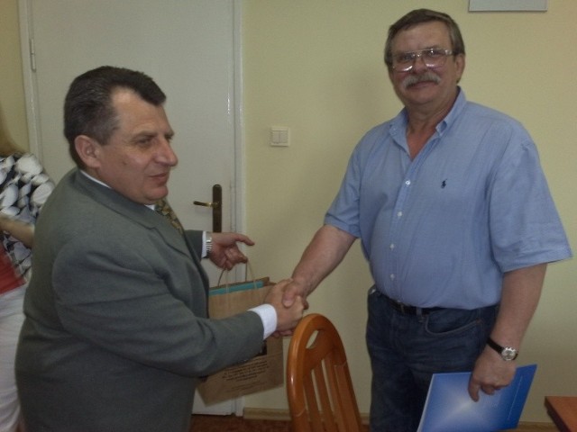 Janusz Szarek (z prawej) odebrał w tym tygodniu z rąk starosty Edmunda Kaczmarka dotację na rozwój działalności gospodarczej.
