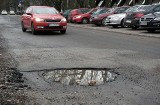 Naprawa dziur w jezdniach w Łodzi. Drogowcy zwracają się do kierowców o zgłaszanie dziurawych nawierzchni