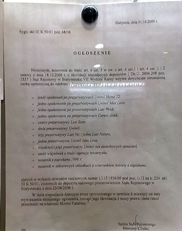 Na sądowej tablicy ogłoszenie musi wisieć przez sześć miesięcy. Jeśli w tym czasie nikt się po rzeczy nie zgłosi, przechodzą one na rzecz skarbu państwa. A potem są niszczone.