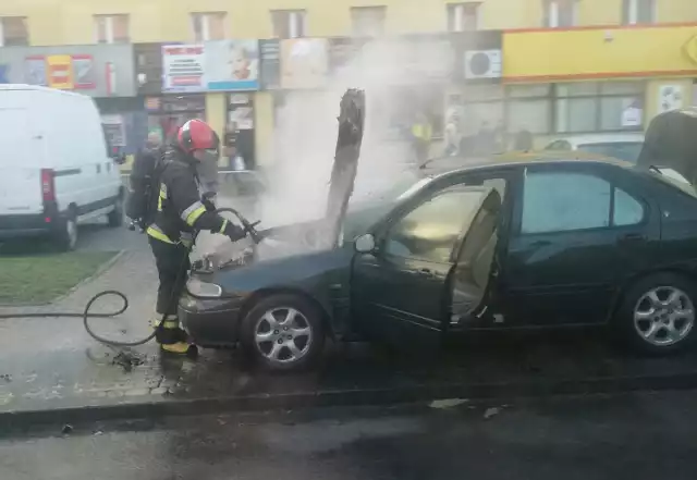 W poniedziałek po godz. 7, na ul. Grunwaldzkiej w Przemyślu, zapaliła się komora silnika zaparkowanego na chodniku rovera.