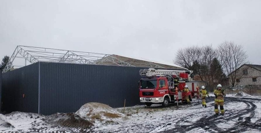 Łubianka, ul. Toruńska - uszkodzony dach w obiekcie...