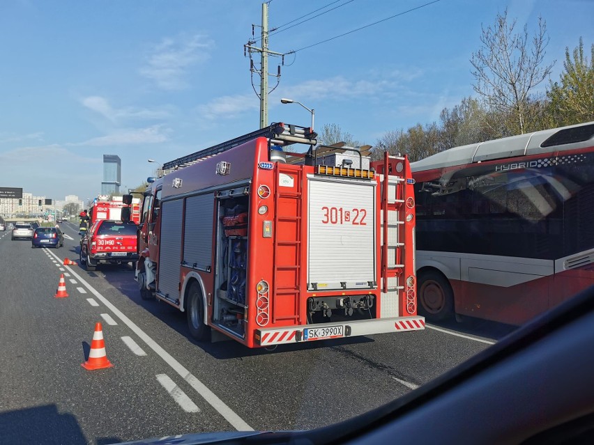 Wypadek na DTŚ w Katowicach. Przed tunelem zderzyły się trzy pojazdy. Osobówka uderzyła w ciężarówkę i autobus. Dwie osoby poszkodowane