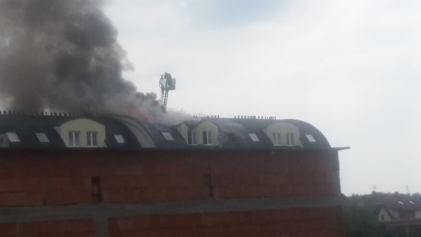 W Ornontowicach palił si dach bloku przy ul. Grabowej....