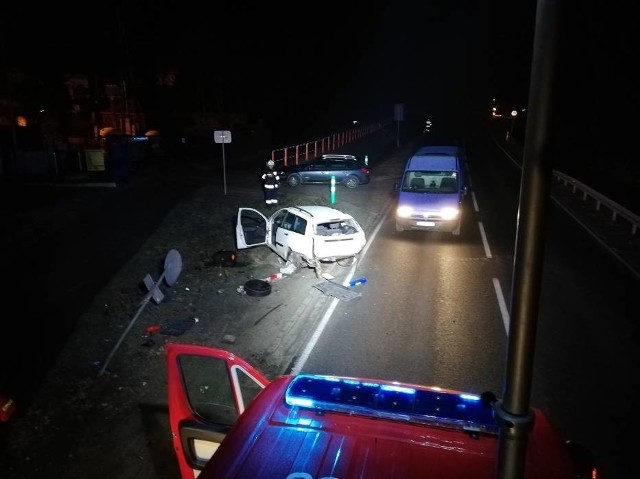 Do groźnego wypadku doszło w niedzielę na DW 196 pod Skokami. Policjanci po dotarciu na miejsce znaleźli rozbity pojazd, z którego wypadł silnik, ale nie było śladu kierowcy.Kolejne zdjęcie --->