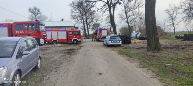 Koło od ciężarówki przygniotło 5-letnie dziecko. Nieprzytomny chłopiec został zabrany śmigłowcem do szpitala w Poznaniu.