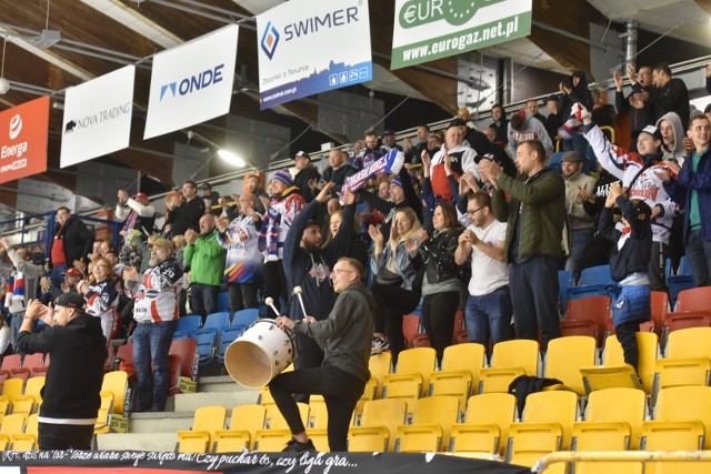 W 4. kolejce Polskiej Hokej Ligi KH Energa Toruń rozbiła Podhale Nowy Targ 7:0. Kibice zgromadzeni na Tor-Torze byli bardzo zadowoleni z postawy swoich hokeistów.Aby zobaczyć zdjęcia kibiców oraz z meczu przesuń gestem lub strzałką w prawo>>