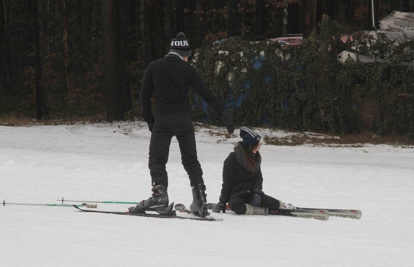 Kieleckie stoki niemal puste. Pogoda nie sprzyja narciarzom