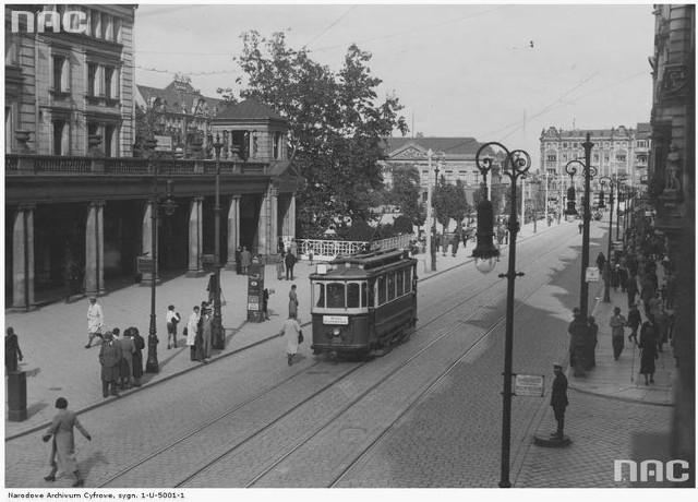 6 marca 1945 r. po przerwie spowodowanej walkami tramwaje ruszyły ku zadowoleniu wszystkich mieszkańców Poznania. "Wprawdzie na razie kursują one tylko od ulicy Palacza do Parku Wilsona, niemniej widząc wysiłki dyrekcji Poznańskiej Kolei Elektrycznej możemy być pewni, że niedługo ruszą tramwaje na wszystkich ważniejszych odcinkach, za wyjątkiem śródmieścia" – napisał "Głos". Na zdjęciu tramwaj na placu Wolności w 1932 r.