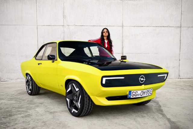 Opel Manta GSe ElektroMODNazywa się Manta — Opel Manta. Samochód tak ponadczasowy jak najsłynniejszy tajny agent Jej Królewskiej Mości. Manta wprowadzona na rynek ponad 50 lat temu z czterocylindrowym silnikiem benzynowym dzisiaj znowu jest w szczytowej formie, jako pierwszy elektryczny MOD w historii niemieckiej marki.Fot. Opel