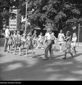 Kolonie oraz obozy w czasach PRL-u były jedną z najczęstszych form wyjazdów wakacyjnych, organizowanych dla dzieci i młodzieży. Zobacz!