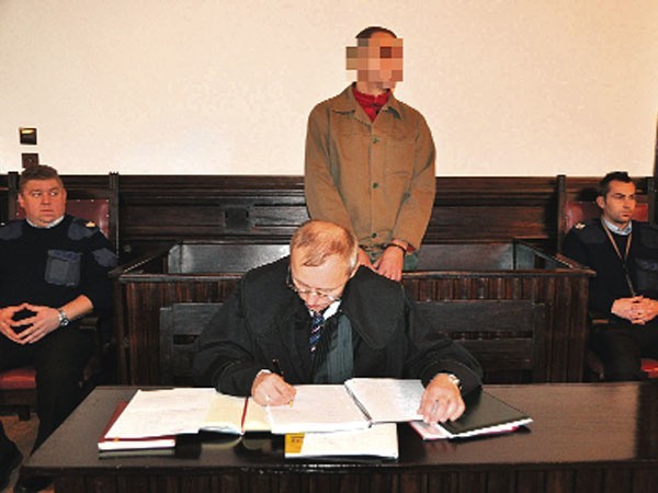 Mirosław G. w piątek na ławie oskarżonych przed szczecineckim sądem.