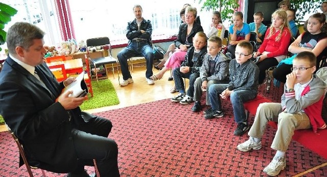 W poniedziałek w Oddziale dla Dzieci Miejskiej Biblioteki Publicznej w Tarnobrzegu bajki dzieciom czytał Norbert Mastalerz, prezydent Tarnobrzega.