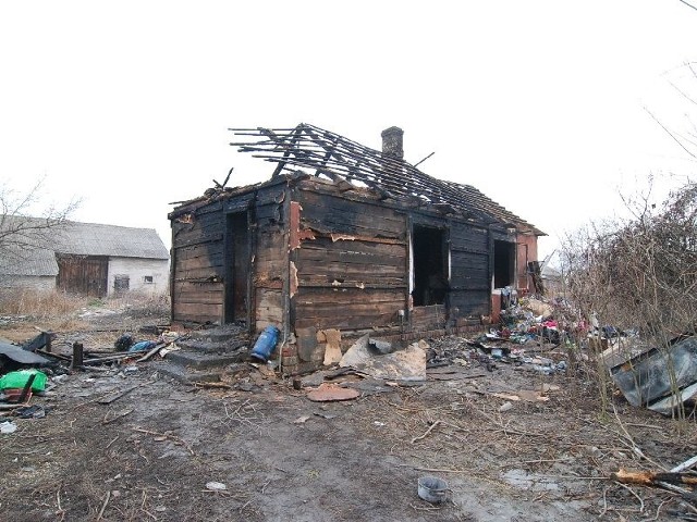 Drewniany dom w którym mieszkała matka z 25-letnim synem nadaje się tylko do rozbiórki.