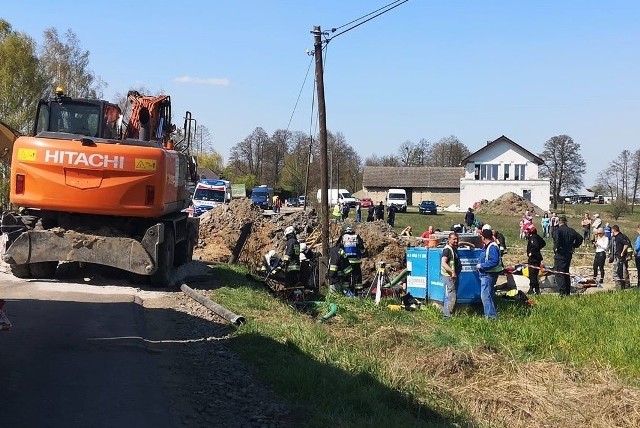 Przysypani ziemią zostali dwaj robotnicy pracujący przy budowie kanalizacji sanitarnej pomiędzy Pustkowem a Schodnią w gminie Ozimek. Do wypadku doszło w Wielki Czwartek tuż po 13.00.