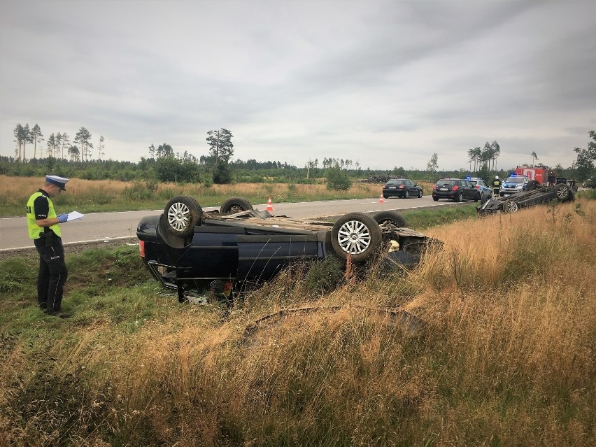 Policjanci z Bytowa szukają świadka wypadku między Wygodą a Kornem. To kierowca białego busa, który jechał w kierunku Bytowa