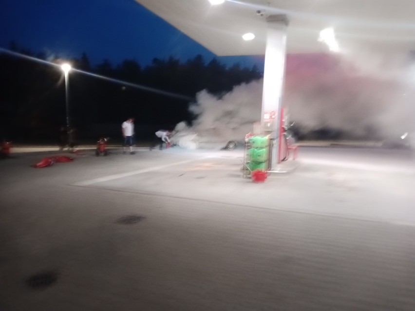 Pożar samochodu na stacji paliw w Występie. Zobacz film i zdjęcia z akcji [WIDEO]