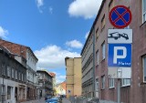 Drogowy absurd z parkowaniem przy Pomorskiej w Bydgoszczy. "Jeden znak wyklucza drugi"
