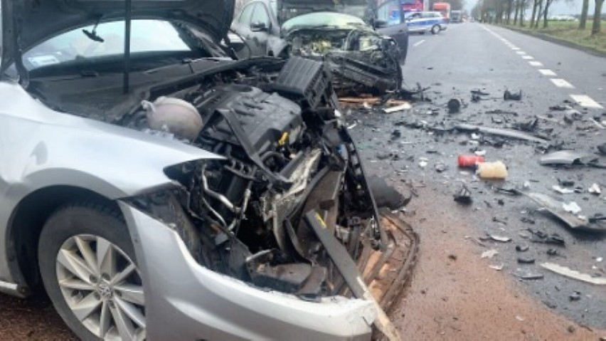 Czołowe zderzenie dwóch samochodów w gminie Malechowo
