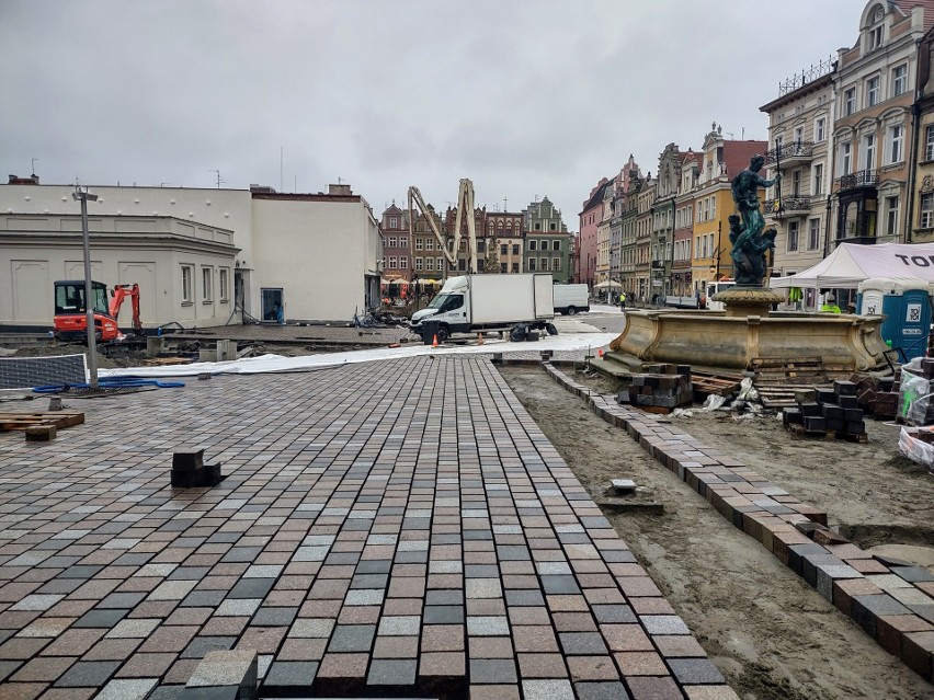 Wielki remont na Starym Rynku w Poznaniu zbliża się ku końcowi. Wygląda coraz lepiej! Zobacz zdjęcia