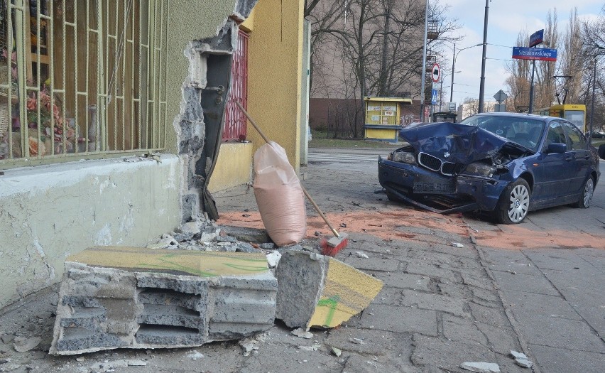 Wypadek na Limanowskiego. Kierowca wjechał w sklep i uciekł [ZDJĘCIA+FILM]