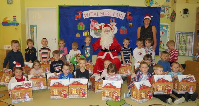 Szydłowieckie przedszkolaki bardzo ucieszyły się z prezentów i wizyty Świętego Mikołaja.