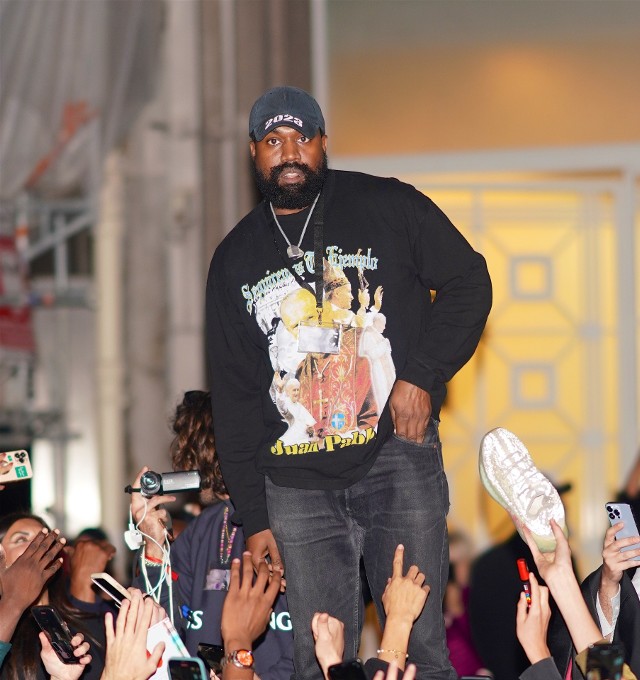 Kanye West w bluzie z Janem Pawłem II na pokazie w Paryżu