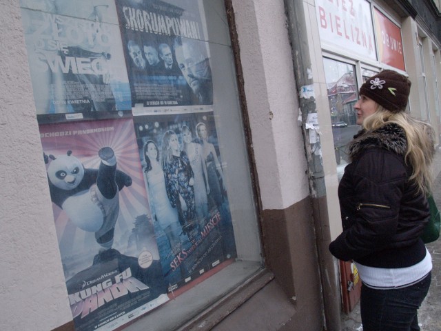 Po dawnym kinie Bałtyk w Białogardzie zostały już tylko plakaty filmowe.