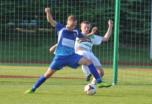 Krzysztof Orzech, z piłką, zdobył pierwszą bramkę dla Błękitnych w meczu z Sokołem Sieniawa.