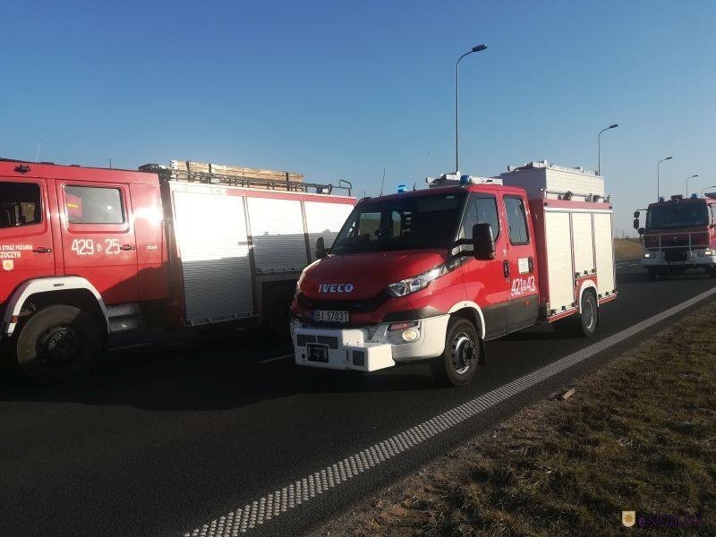 Osobowy ford zderzył się czołowo z ciężarowym DAF-em. Z...