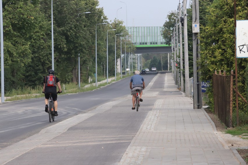 Nowa droga rowerowa na ulicy Rokicińskiej jest cała...