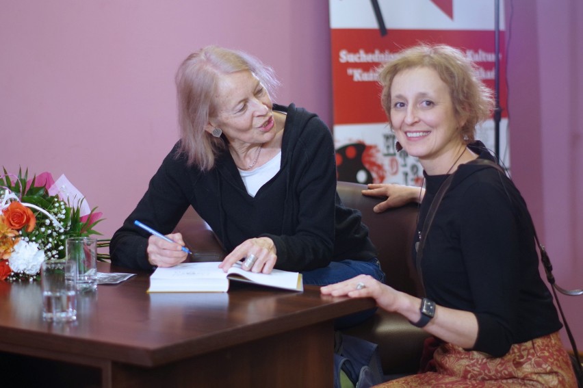 Anna Musiałówna podczas spotkania w Suchedniowie podpisywała...