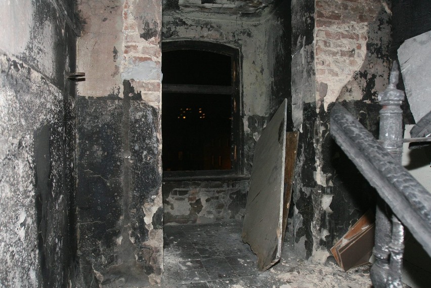 Pożar w Siemianowicach Śląskich. Spaliło się mieszkanie, mieszkańcy aresztowani [ZDJĘCIA]