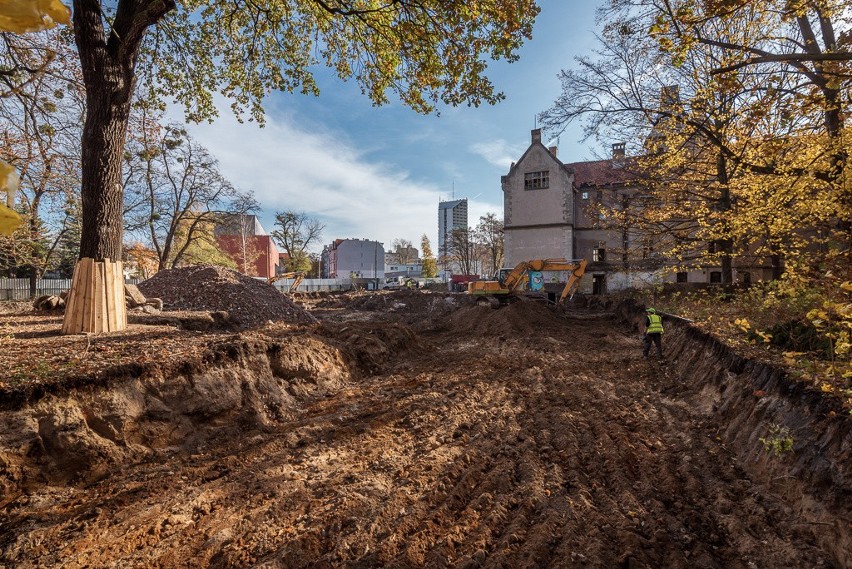 Wrocław: Remont pałacyku, a obok nowoczesne budynki [ZOBACZ]