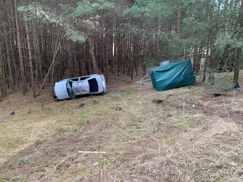 Wypadek w Glebie. Samochód osobowy z przyczepą wjechał do rowu i dachował. 30.03.2021