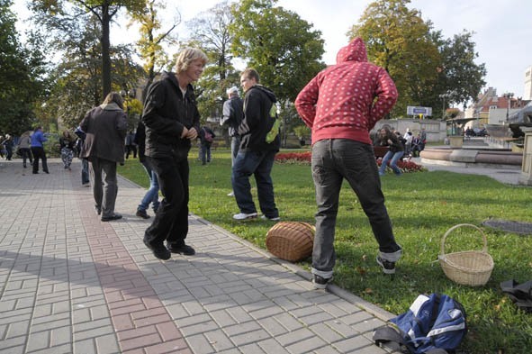 Flash Mob w Opolu - kurnik na placu Wolności.