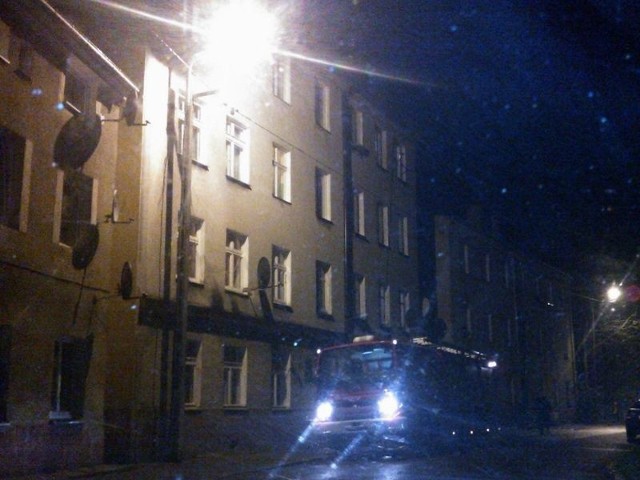 Około godziny 21.30 straż pożarna w Słupsku dostała zgłoszenie o pożarze w mieszkaniu w starej kamienicy przy ulicy Ogrodowej.