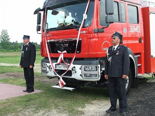 Strażacy z jednostki Ochotniczej Straży Pożarnej w Durdach przy nowym wozie ratowniczo-gaśniczym.