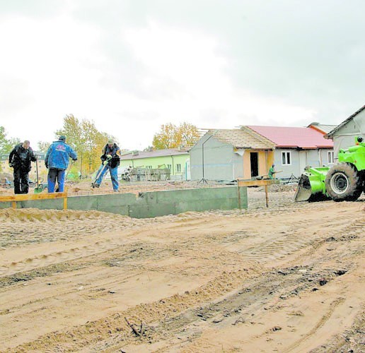 Prace przy budowie osiedla domków kontenerowych przy ulicy Polnej.