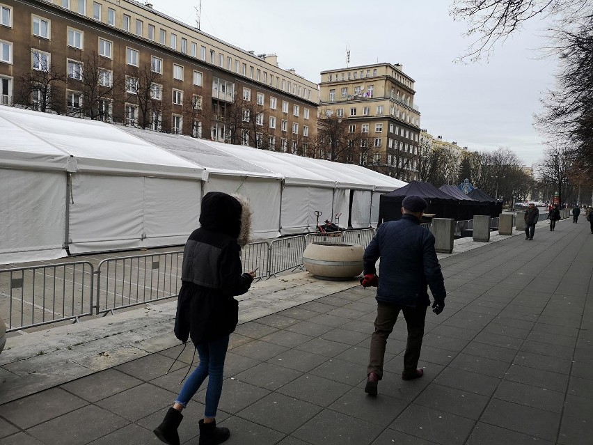 Kraków. Wielki namiot już gotowy na największą sylwestrową imprezę w Nowej Hucie [ZDJĘCIA]